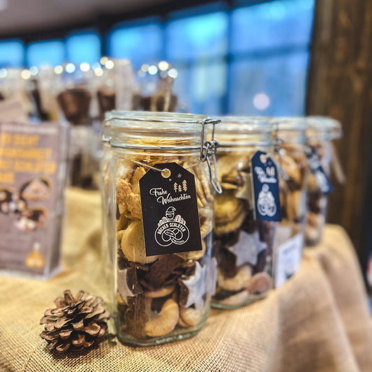 Weihnachtskeksmischung im Geschenkglas